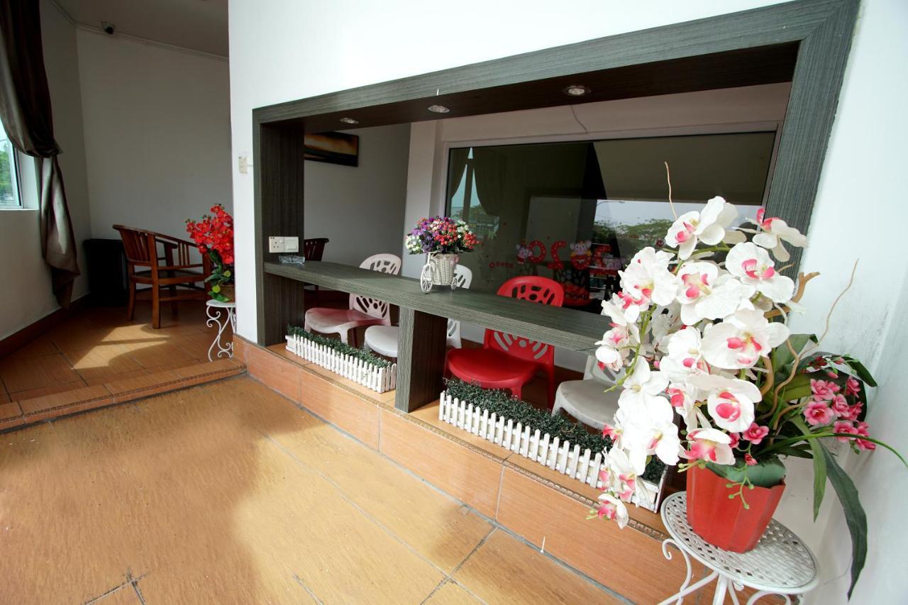 Pavilion Inn Мири Экстерьер фото